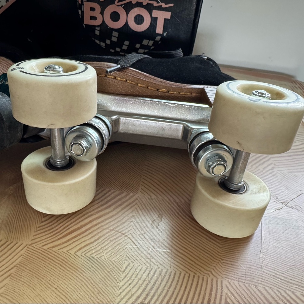 Black and Teal Roller Skates - Picture 7 of 9